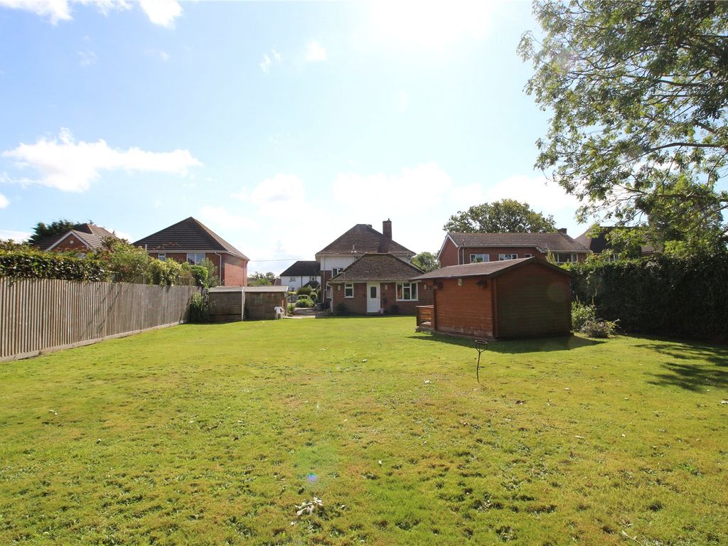4 bed detached house for sale in Avenue Road, New Milton, Hampshire BH25, £600,000