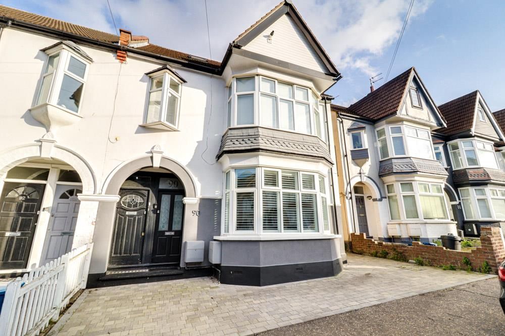 3 bed flat for sale in Oakleigh Park Drive, Leigh-On-Sea SS9, £415,000