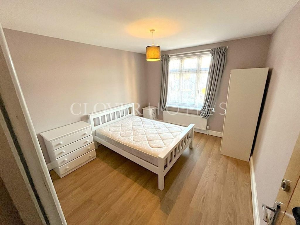 Room to rent in Fox Lane, London N13, £1,000 pcm