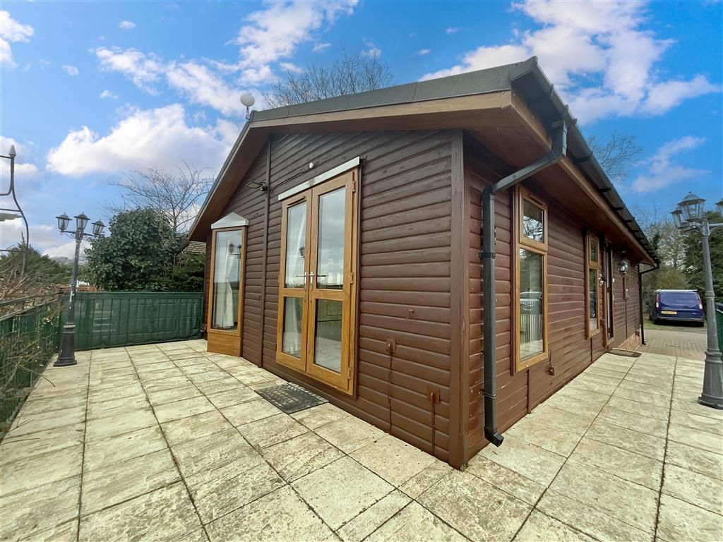 2 bed mobile/park home for sale in Hayes Chase, Battlesbridge, Wickford, Essex SS11, £170,000
