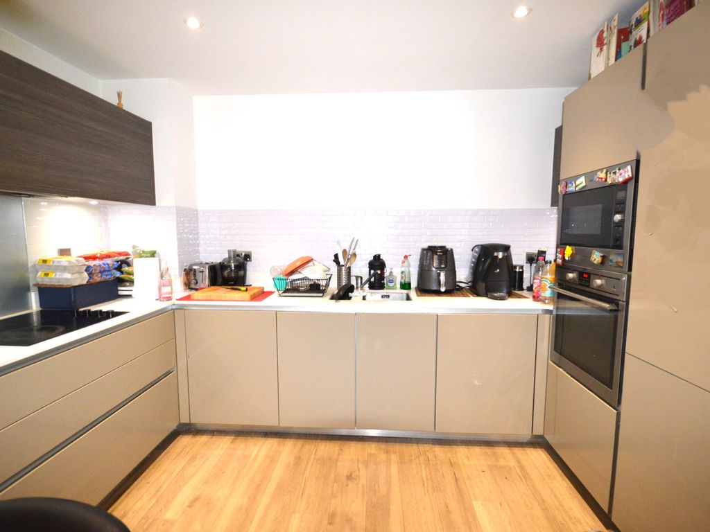 1 bed flat for sale in Fishers Way, Wembley HA0, £390,000