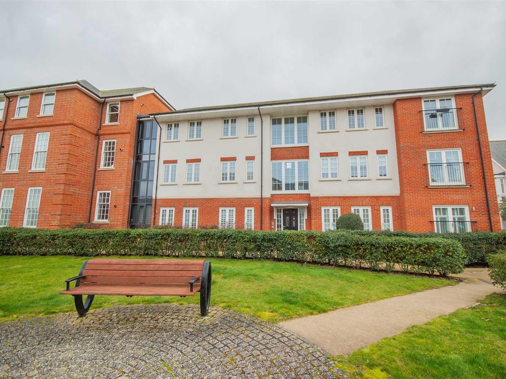 2 bed flat for sale in Rennoldson Green, Chelmsford CM2, £315,000