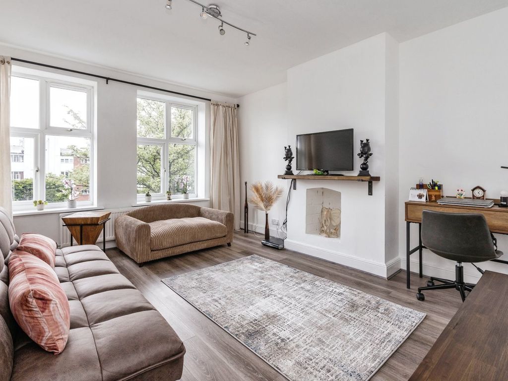 2 bed flat for sale in Aylmer Road, London, Haringey N2, £440,000