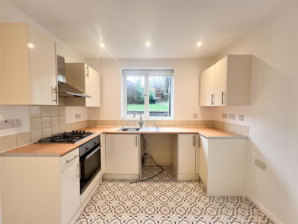 3 bed property to rent in Martens Avenue, Bexleyheath DA7, £1,990 pcm