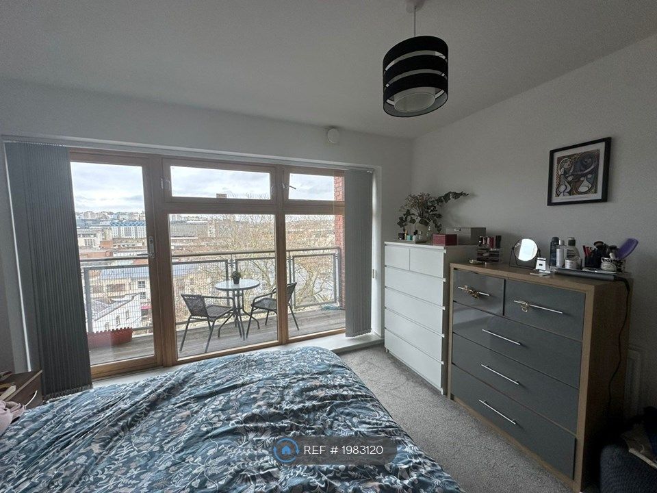 3 bed flat to rent in Broadweir, Bristol BS1, £2,400 pcm