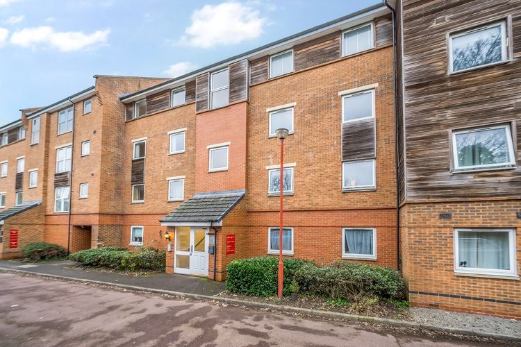 2 bed flat for sale in Chain Court, Swindon, Wiltshire SN1, £58,000