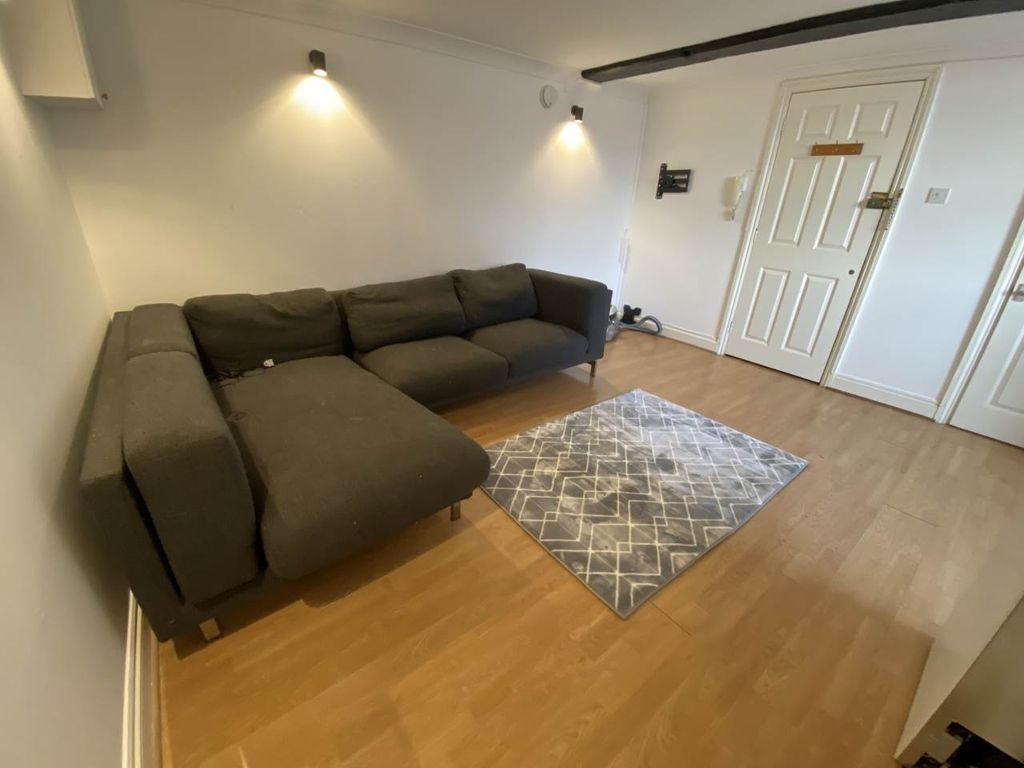 1 bed flat to rent in Norwood Court, Trowbridge, Wiltshire BA14, £725 pcm