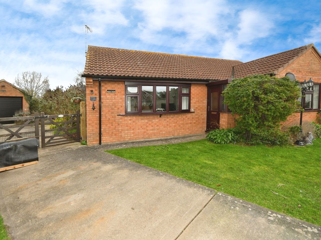 2 bed bungalow for sale in Laing Close, Bardney, Lincoln, Lincolnshire LN3, £250,000