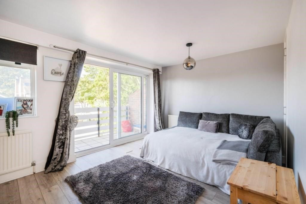 1 bed flat for sale in Baker Street, Enfield EN1, £289,950