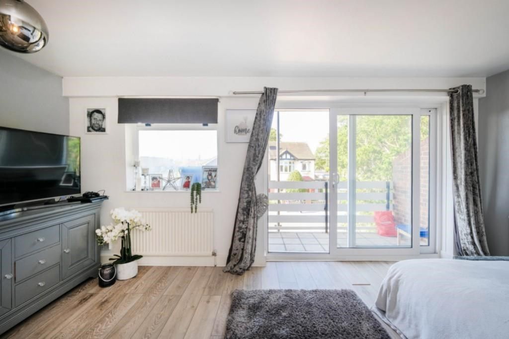 1 bed flat for sale in Baker Street, Enfield EN1, £289,950