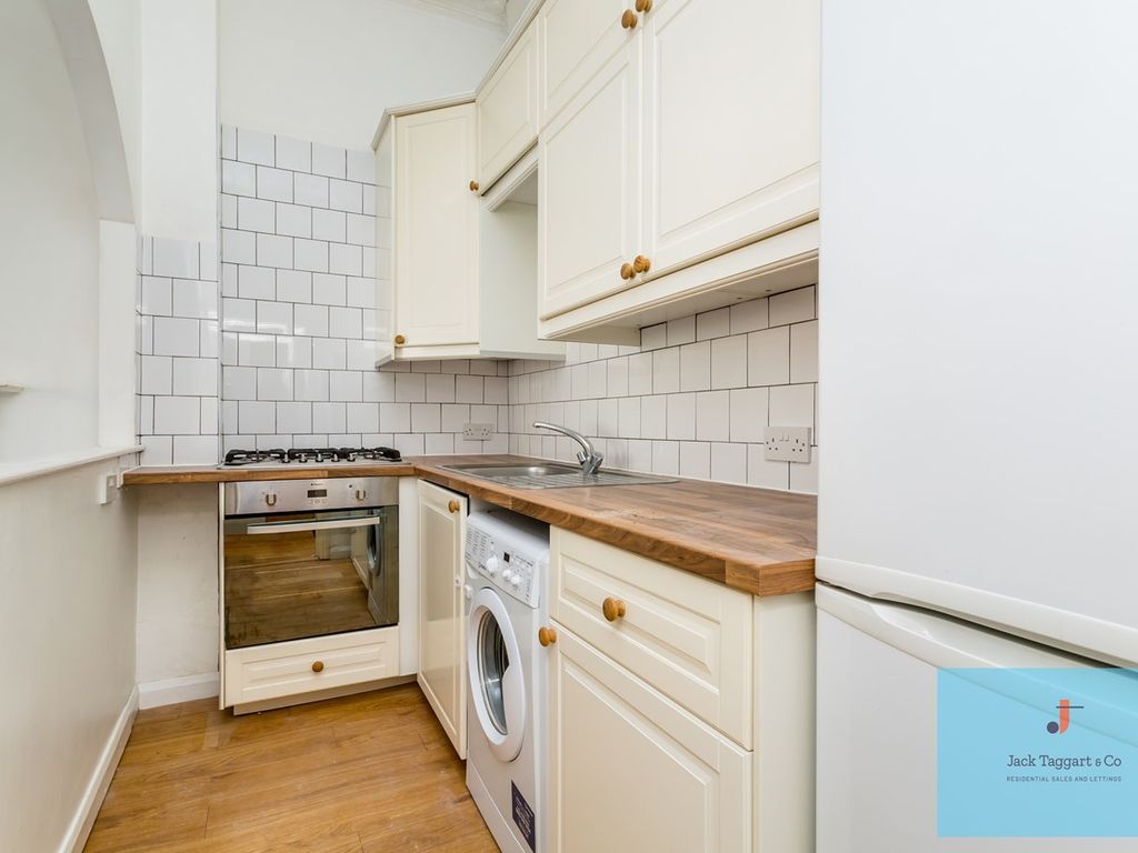 2 bed flat to rent in Brunswick Place, Hove BN3, £1,500 pcm