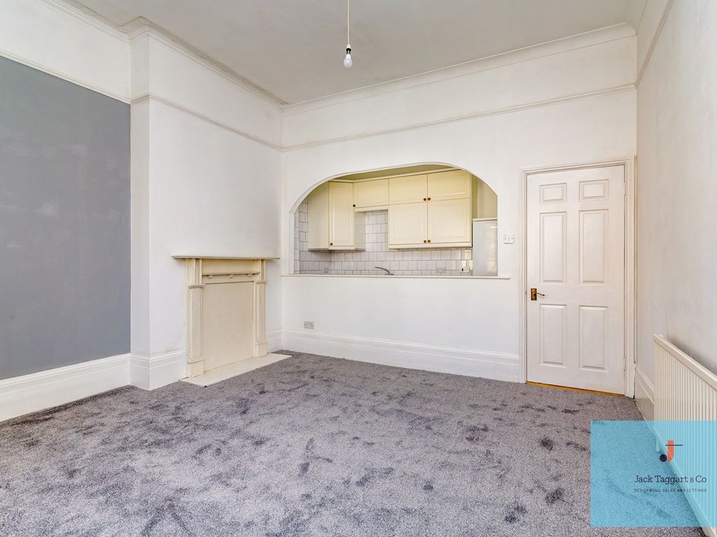 2 bed flat to rent in Brunswick Place, Hove BN3, £1,500 pcm