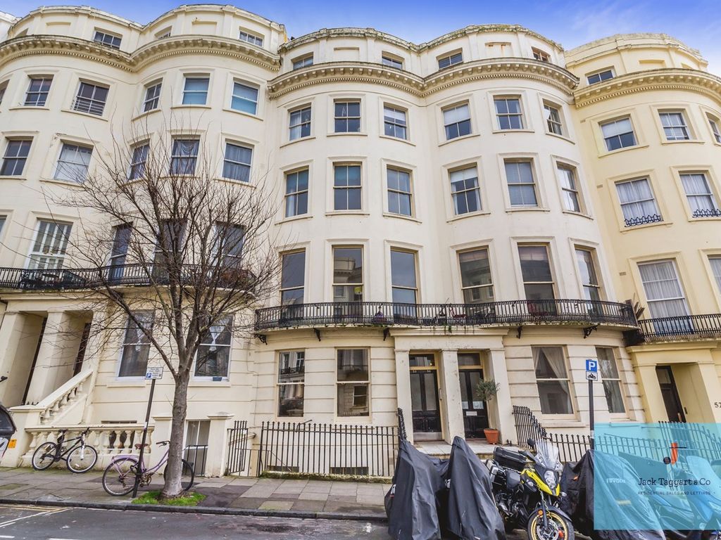 2 bed flat to rent in Brunswick Place, Hove BN3, £1,500 pcm