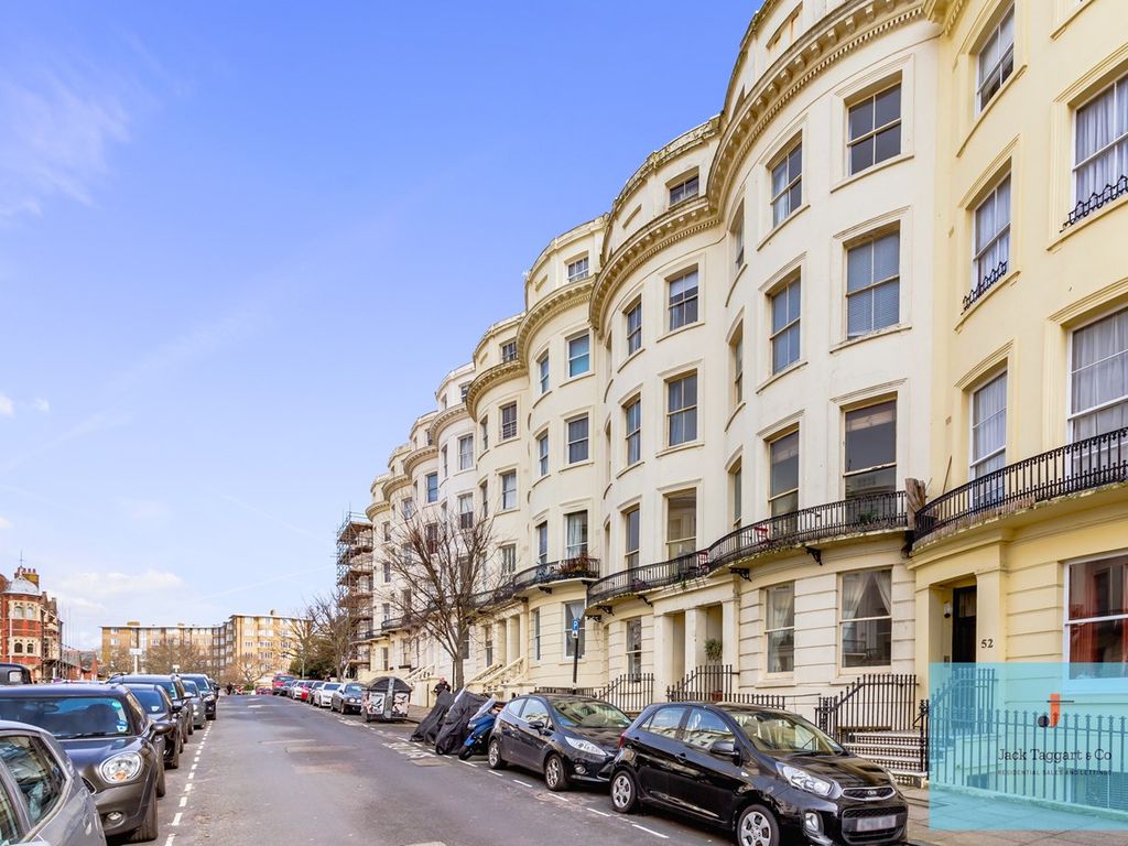 2 bed flat to rent in Brunswick Place, Hove BN3, £1,500 pcm