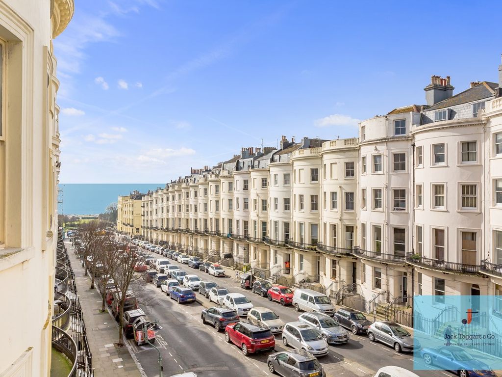 2 bed flat to rent in Brunswick Place, Hove BN3, £1,500 pcm