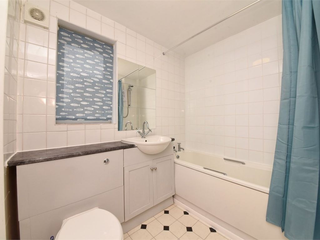 2 bed flat for sale in Blackdown Close, London N2, £330,000