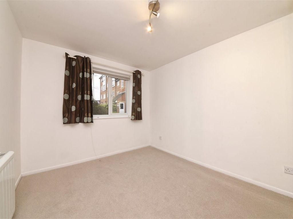 2 bed flat for sale in Blackdown Close, London N2, £330,000