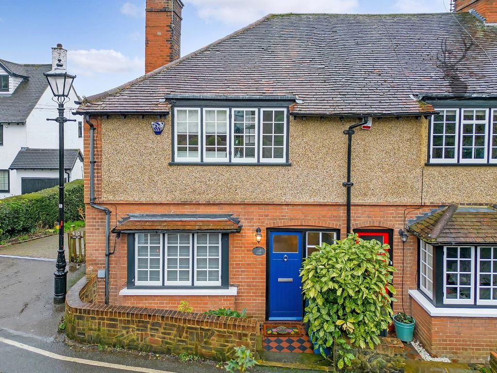 2 bed property for sale in York Hill, Loughton IG10, £550,000