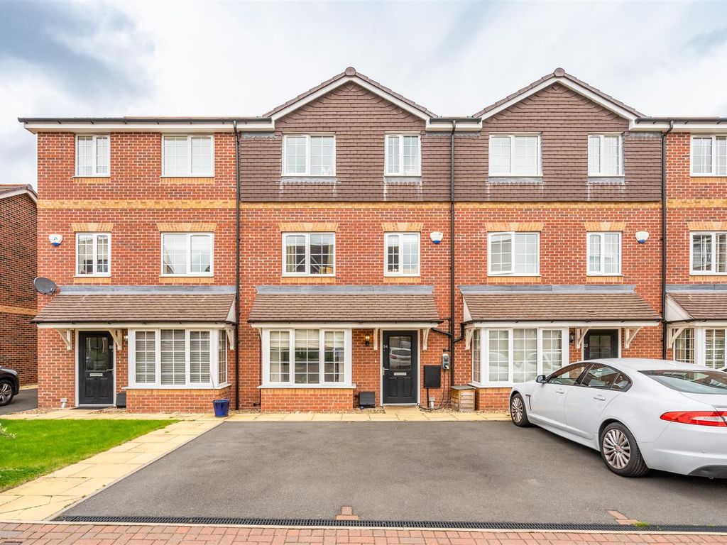 3 bed town house for sale in Barton Drive, Knowle, Solihull B93, £500,000