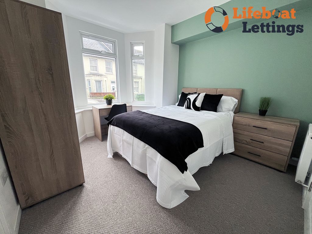 Room to rent in Black Bull Road, Folkestone CT19, £700 pcm