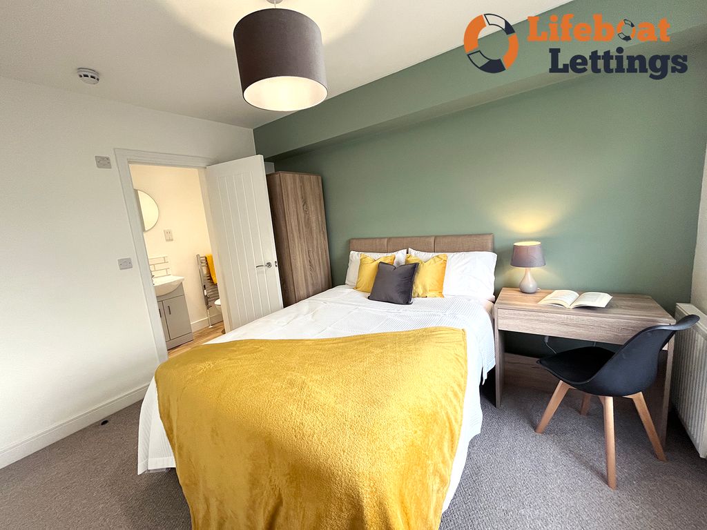 Room to rent in Black Bull Road, Folkestone CT19, £700 pcm