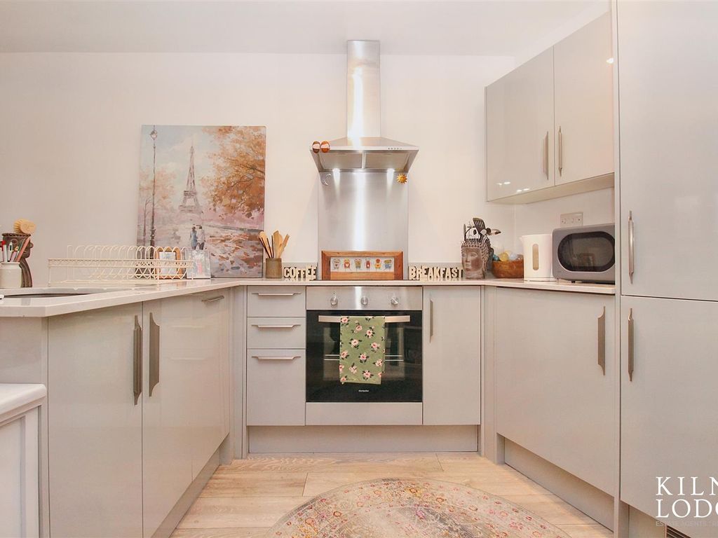 1 bed flat for sale in New Writtle Street, Chelmsford CM2, £230,000