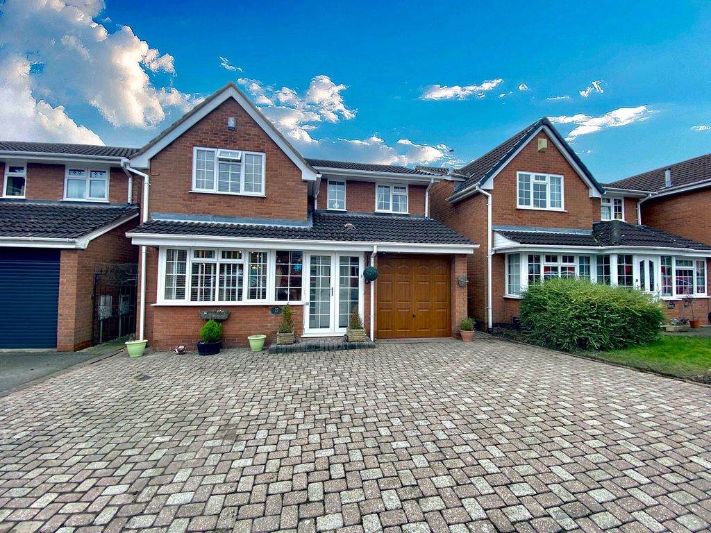 4 bed detached house for sale in Dickens Close, Galley Common CV10, £349,950