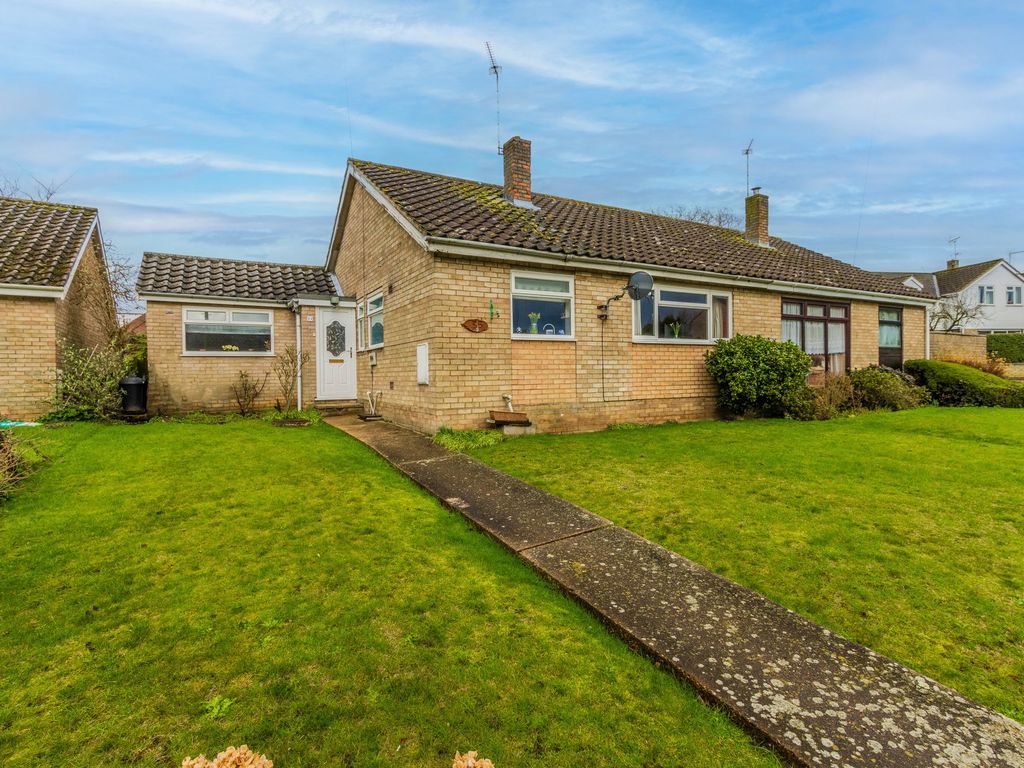 3 bed semi-detached bungalow for sale in Links Way, Thurlton NR14, £185,000