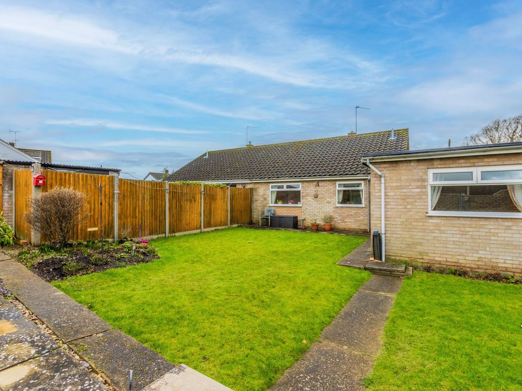 3 bed semi-detached bungalow for sale in Links Way, Thurlton NR14, £185,000