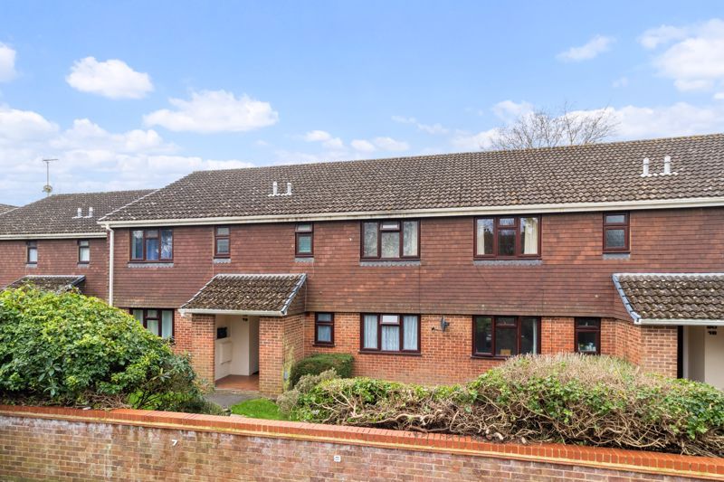 1 bed flat for sale in Robyns Way, Edenbridge TN8, £200,000
