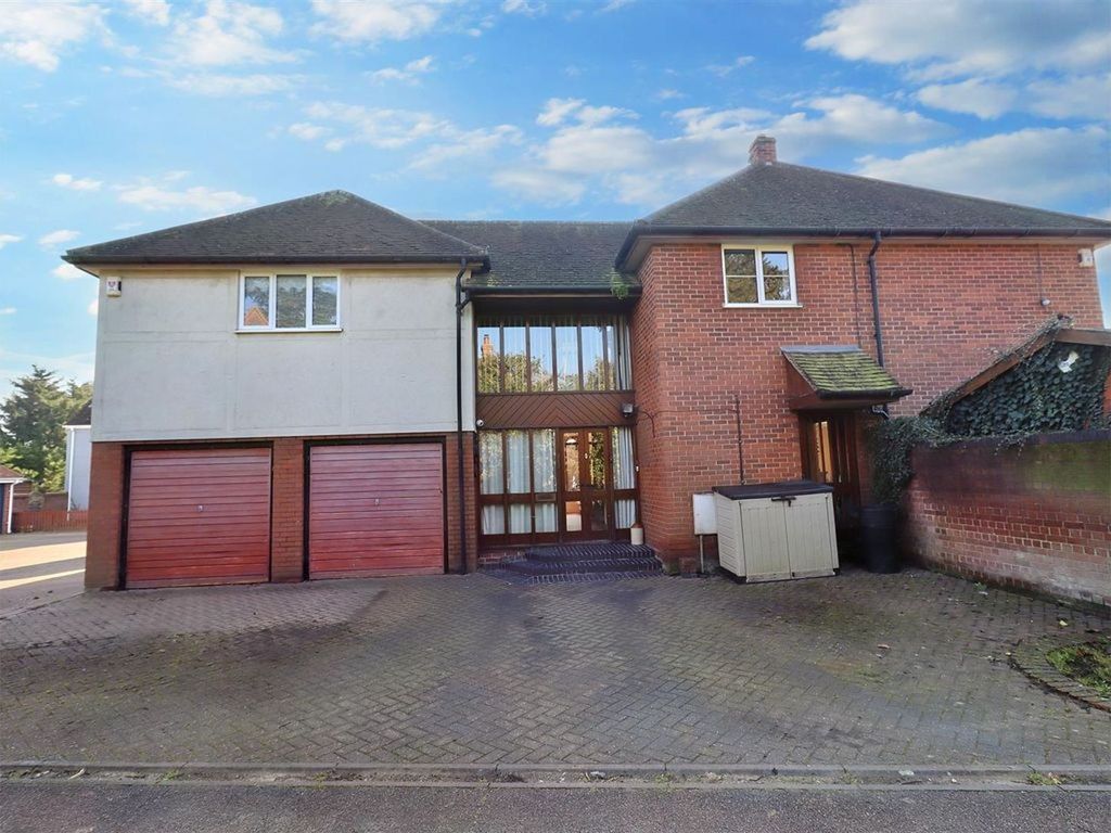 5 bed detached house for sale in Notley Road, Braintree CM7, £650,000