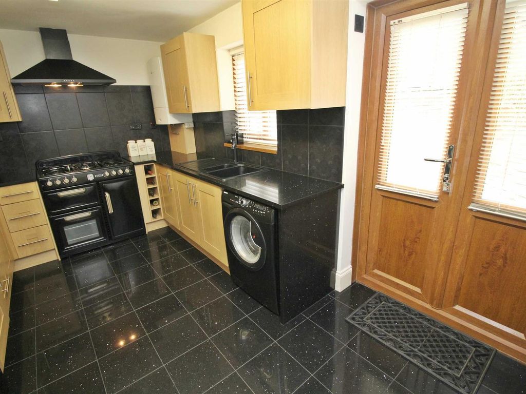 3 bed terraced house to rent in Armourer Drive, Neath Hill, Milton Keynes MK14, £1,500 pcm
