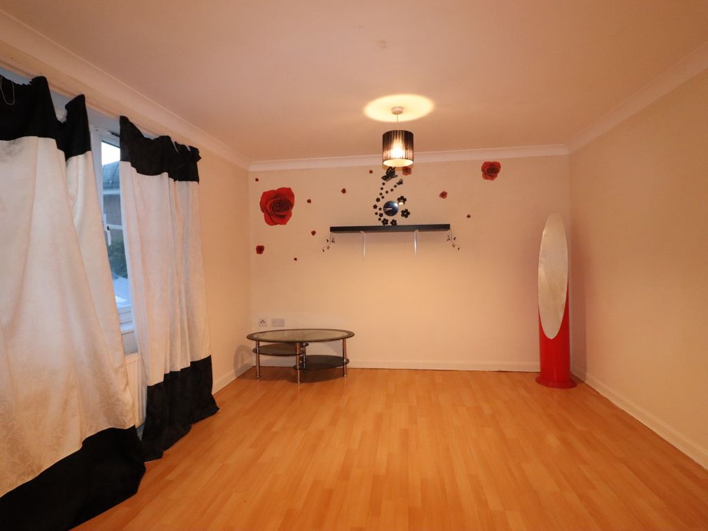 2 bed flat for sale in Bengeo Gardens, Romford RM6, £250,000