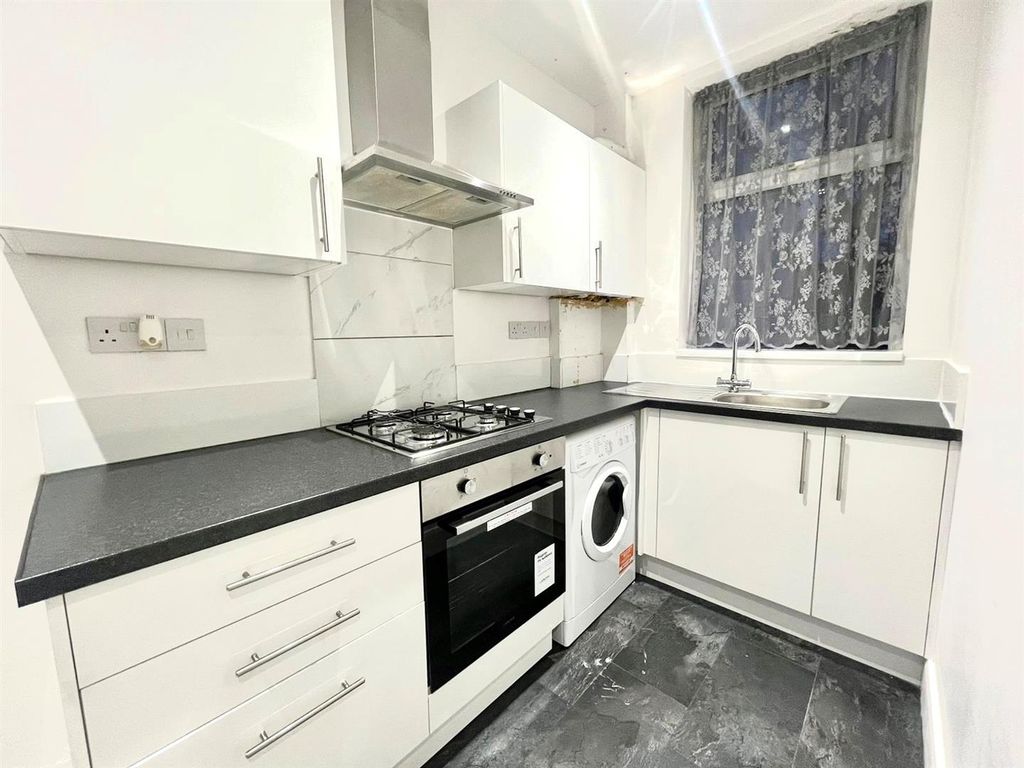 1 bed flat to rent in Heath Road, Hounslow TW3, £1,250 pcm
