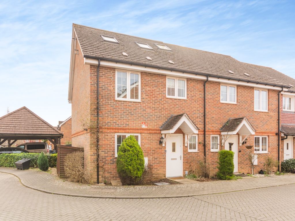 4 bed end terrace house for sale in Brudenell Close, Amersham HP6, £685,000