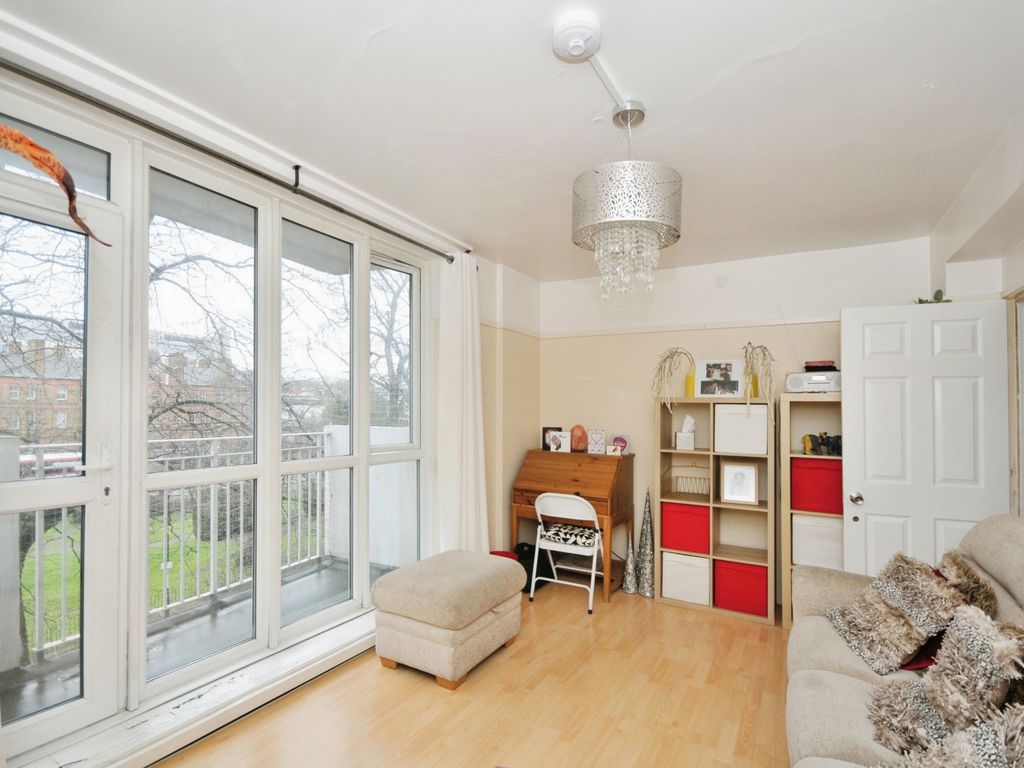 1 bed flat for sale in Lewisham Park, London SE13, £240,000