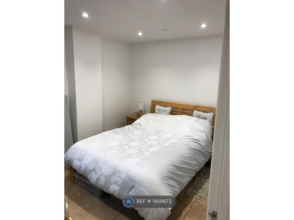 2 bed flat to rent in Stratford Upon Avon, Stratford Upon Avon CV37, £1,400 pcm
