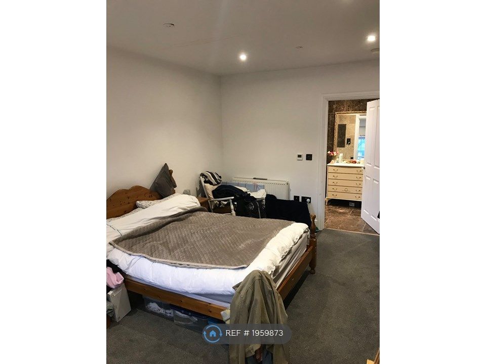 2 bed flat to rent in Stratford Upon Avon, Stratford Upon Avon CV37, £1,400 pcm