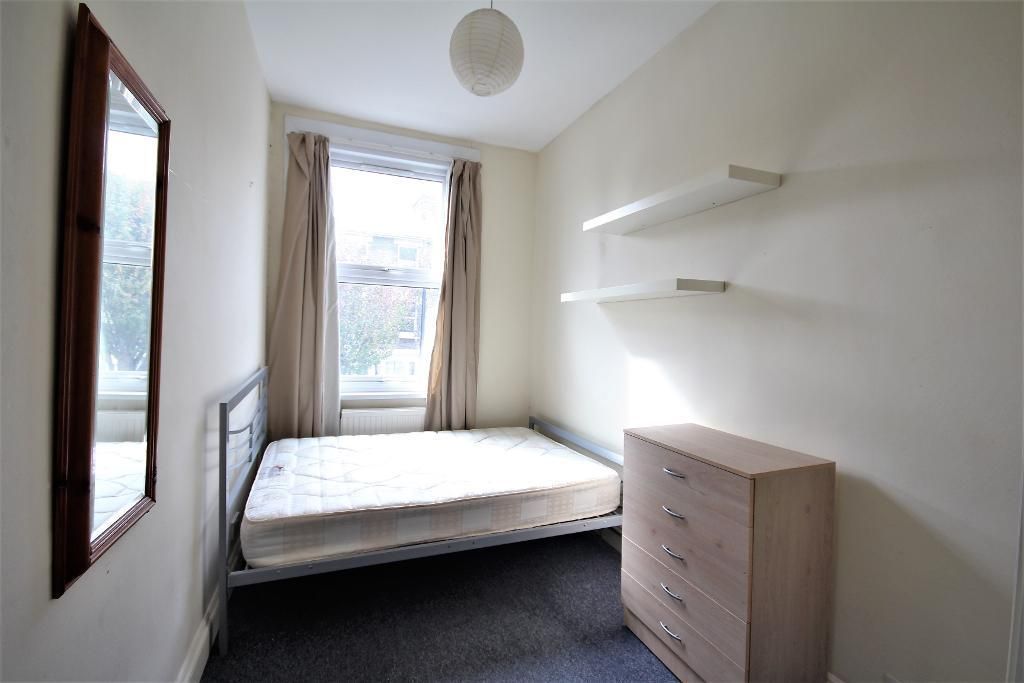 4 bed maisonette to rent in Romily Road, Finsbury Park, London N4, £4,498 pcm