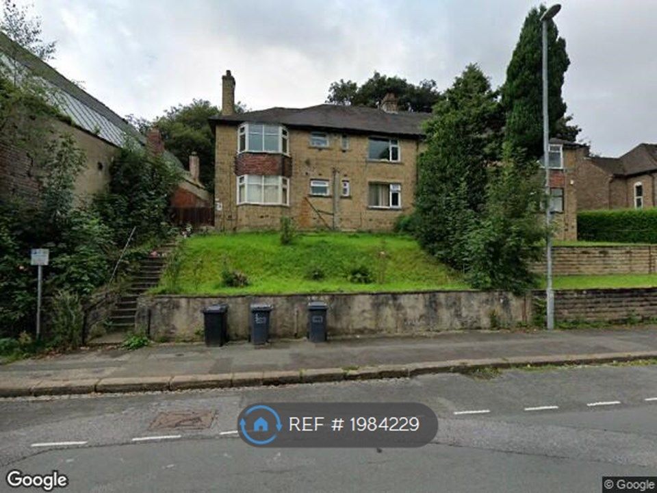 Studio to rent in St. Johns Road, Huddersfield HD1, £595 pcm