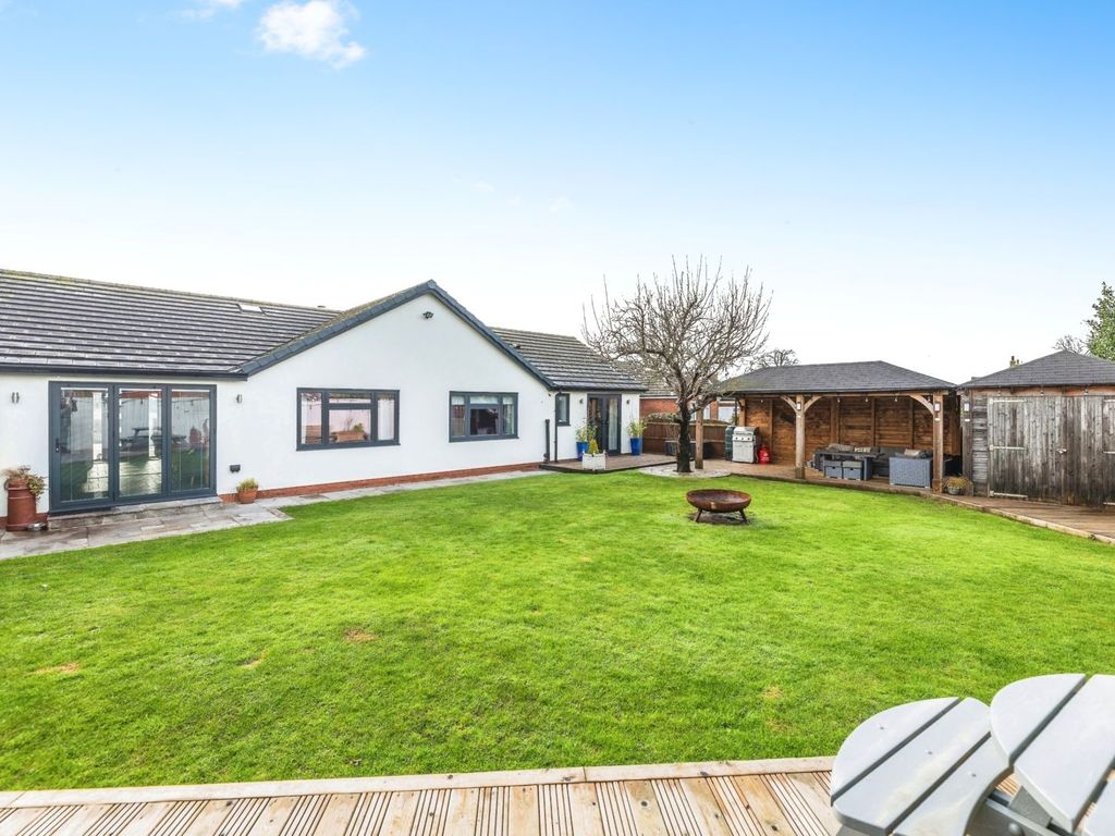 4 bed detached bungalow for sale in Field Lane, Hensall DN14, £495,000