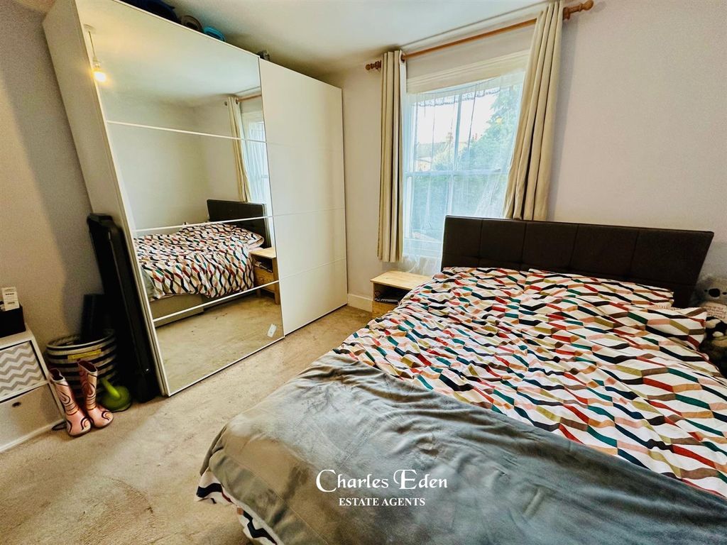 2 bed flat for sale in Tremaine Road, Anerley SE20, £435,000
