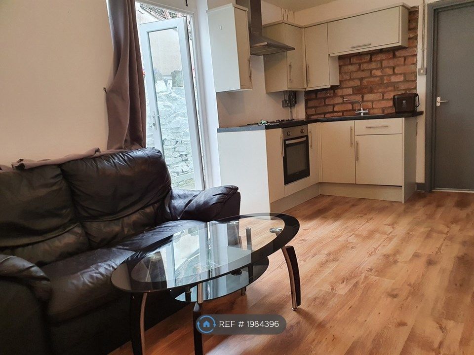 1 bed flat to rent in Roath, Cardiff CF24, £925 pcm
