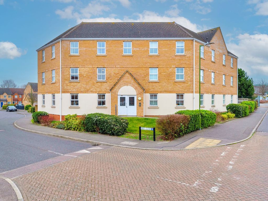 2 bed flat for sale in Woodcock Road, Royston SG8, £235,000