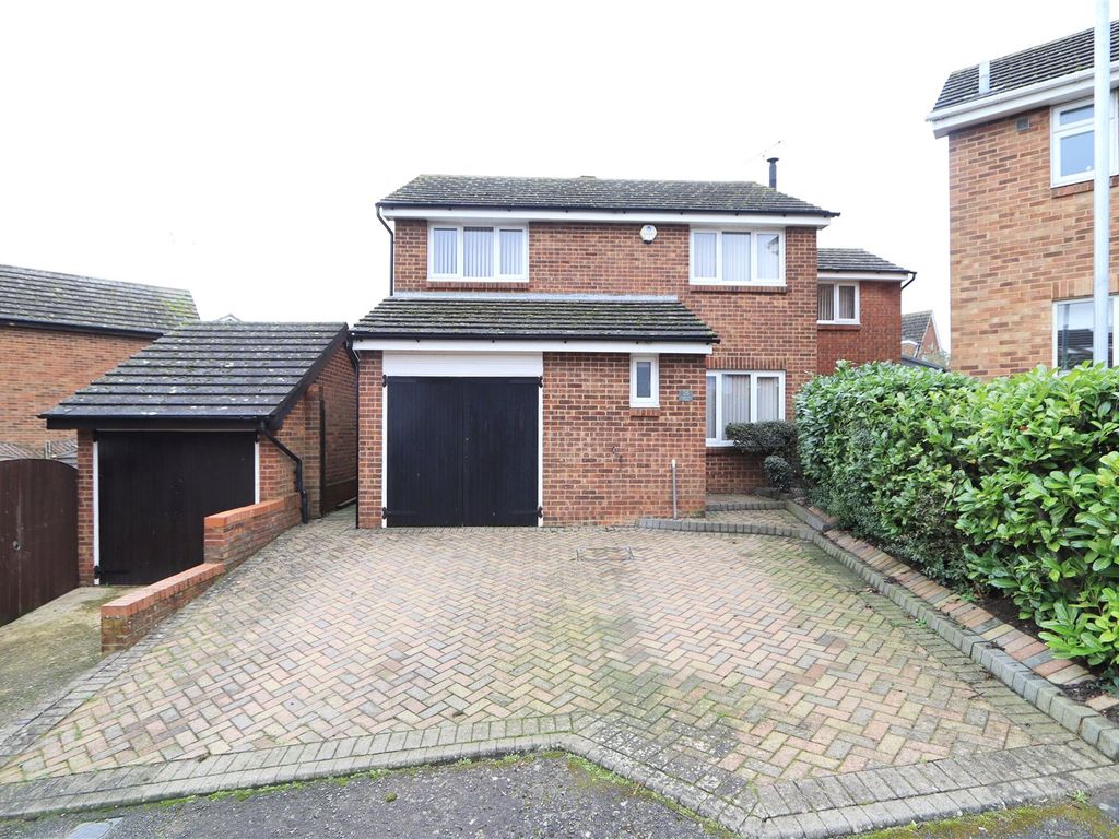 4 bed detached house for sale in Lagonda Close, Newport Pagnell, Buckinghamshire MK16, £525,000