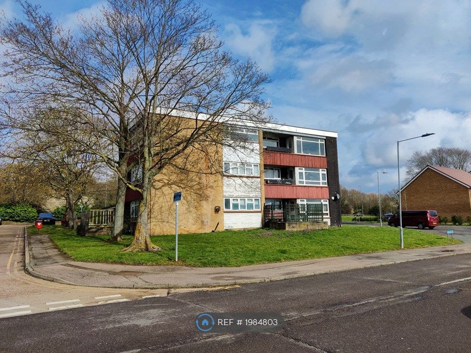2 bed flat to rent in Markhams Chase, Basildon SS15, £1,400 pcm