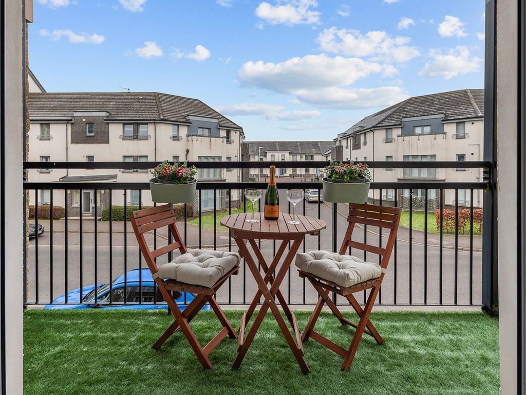 2 bed flat for sale in Crown Crescent, Larbert FK5, £165,000