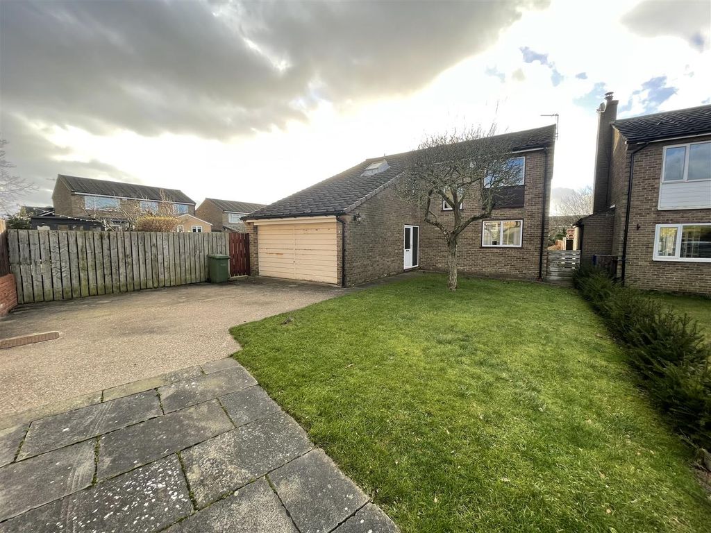 5 bed detached house for sale in Manor Garth, Kirklevington, Yarm TS15, £350,000