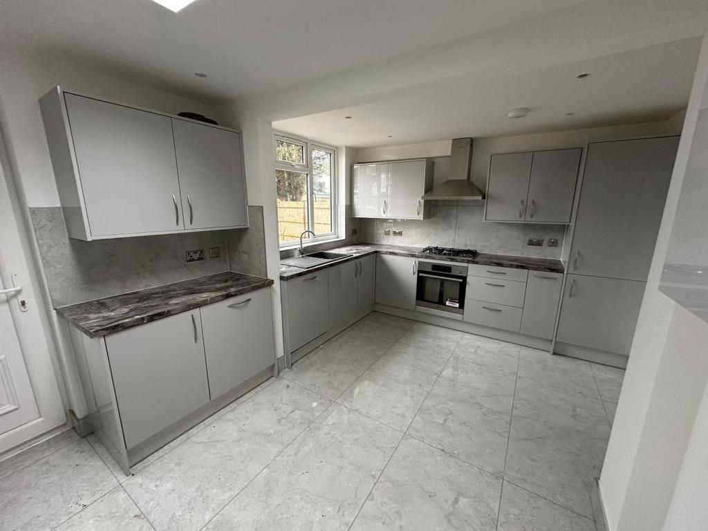 3 bed detached house to rent in Maidenhead, Berkshire SL6, £2,500 pcm