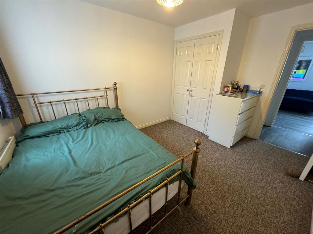 2 bed flat for sale in Warren Way, Edgware HA8, £120,000